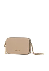 Borsa a tracolla in pelle beige con forma rettangolare, tracolla in catena dorata, chiusura con zip e logo del marchio impresso di fronte.