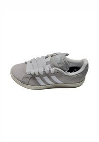Sneaker in suede grigio con lacci piatti grigi, design a tre strisce bianche e colletto alla caviglia imbottito. Suola in gomma e branding sottile sulla linguetta.