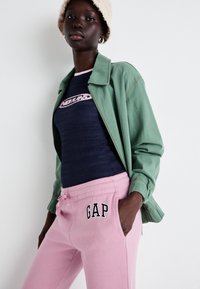 GAP HERITAGE - Teplákové kalhoty - lilas pink
