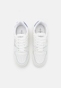 Sneakers bianchi con tomaia in pelle liscia, design perforato sulla parte anteriore e dettagli azzurri chiari lungo i lati. Chiusura con lacci.