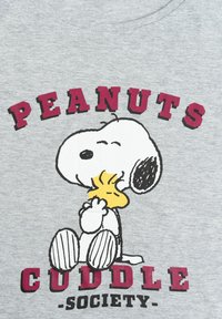 T-shirt grigia con una grafica nera e gialla di Snoopy che abbraccia Woodstock, con "PEANUTS CUDDLE SOCIETY" stampato in bordeaux.