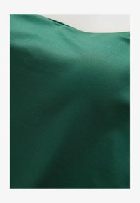 Unselected, forest green