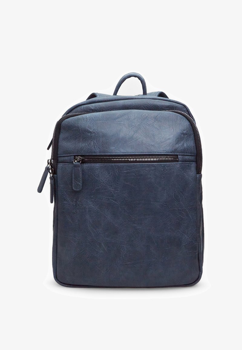 Tamsiai mėlyna dirbtinės odos kuprinė su lygiu paviršiumi, priekinėmis užtrauktukinėmis kišenėmis ir viršutine nešimo rankena. Yra dvi petnešos ir minimalistinis dizainas.