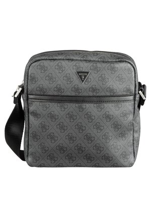 Sac bandoulière Guess gris à motif avec sangle noire réglable, poche zippée à l'avant et logo triangulaire Guess sur le devant.