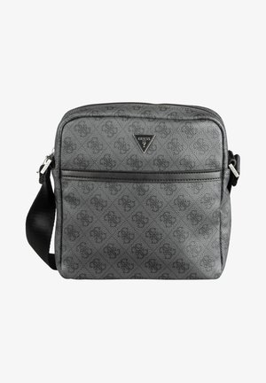Sac bandoulière Guess gris à motif avec sangle noire réglable, poche zippée à l'avant et logo triangulaire Guess sur le devant.
