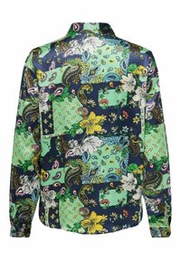 Camicia a maniche lunghe con un design a patchwork verde e blu navy, caratterizzato da motivi floreali e paisley. Il tessuto sembra liscio e leggero.