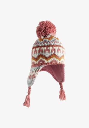 Adīta cepure ar daudzkrāsainu rakstu rozā, oranžā un pelēkā krāsā. Uz augšas ir pūkains pom-poms un sānā ir pīnītas pušķītes.