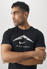 Nike Performance M NK DF TEE TRAIL LOGO - Športne majice - black