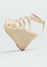 Stradivarius Sandály na platformě - nude