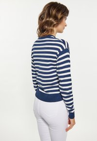 Maglione a righe blu navy e bianche con scollo rotondo, polsini a costine e vita aderente. Realizzato in morbido tessuto a maglia, adatto per un abbigliamento casual.