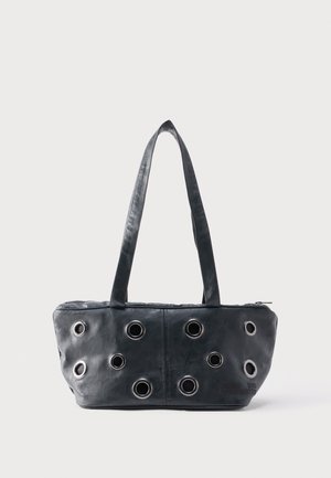 Geantă de mână dreptunghiulară din piele neagră, cu două bretele pentru umăr și mai multe capse mari din metal argintiu pe față și pe laterale.