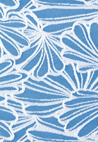 Zils audums ar baltiem ziedu rakstiem, kas izceļas ar izliektiem līniju vaļņiem un strukturētām kārtām, uzsverot sarežģīto dizainu un mīksto audumu.