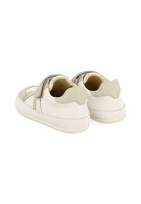 Baskets en cuir blanc avec accents gris clair, bande auto-adhésive, texture lisse, bout rond et semelle en caoutchouc. Détail de col rembourré à l'arrière.