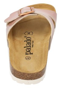 Rosa-beige slidesandal i syntetmaterial med fotbädd av kork, med en guldfärgad spänne och vit gummisula.