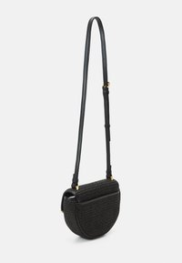 Borsa a tracolla nera con texture intrecciata, forma curvata e una singola tracolla regolabile. Presenta dettagli in metallo dorato.
