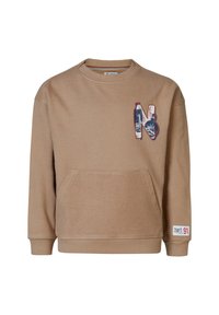 Brauner Pullover aus Baumwolle mit einer Vordertasche, einem gerippten Ausschnitt und einem dekorativen "N"-Patch mit blauen und roten Akzenten.