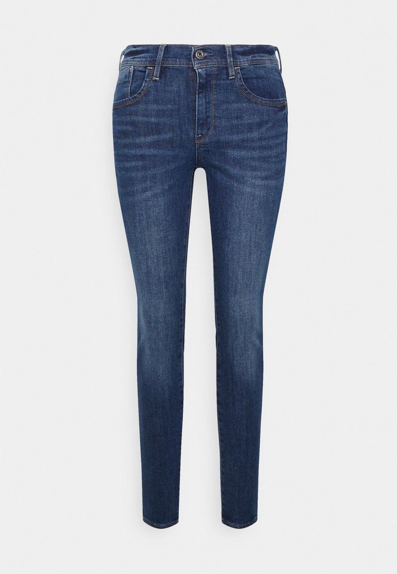 Vaqueros ajustados de denim azul oscuro, con cintura media, bolsillos frontales y un clásico diseño de cinco bolsillos con un desvanecimiento mínimo.
