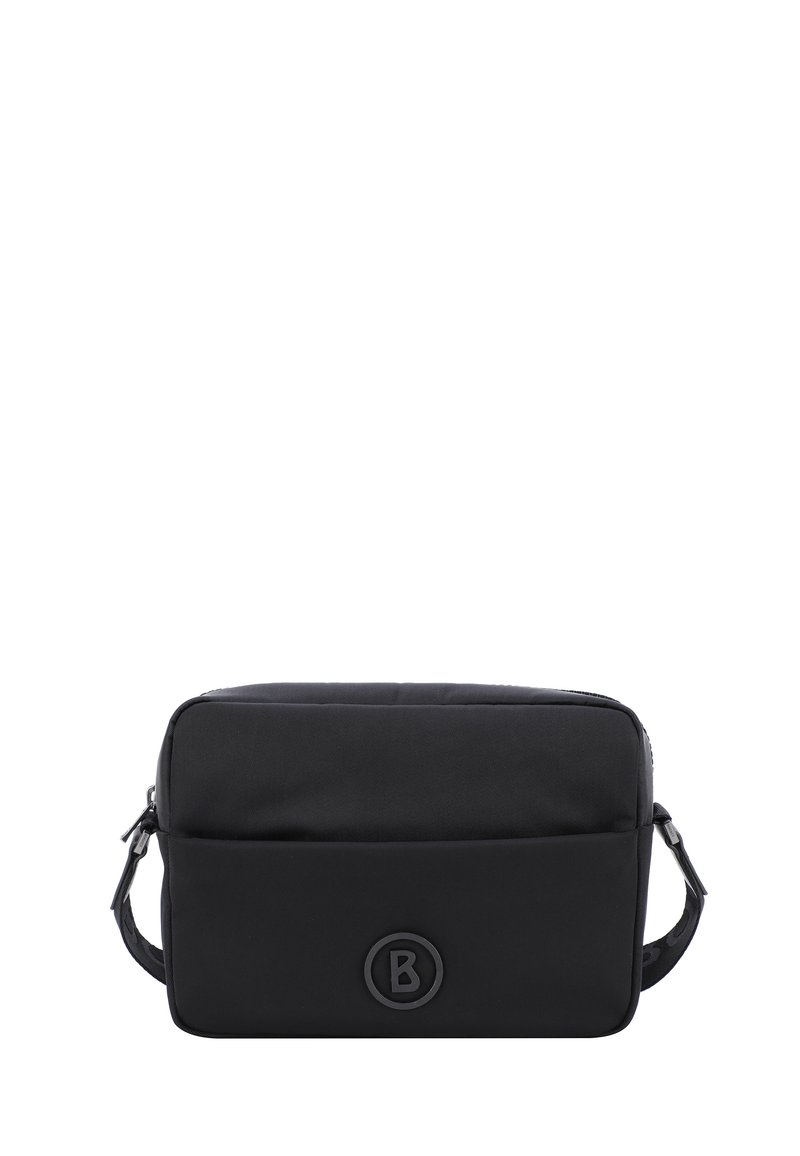 Černá crossbody taška vyrobená z odolné tkaniny, s hladkou strukturou, obdélníkovým tvarem, zapínáním na zip a výrazným kruhovým logem na přední straně.