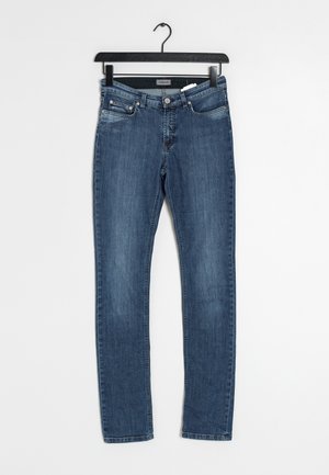 Vaqueros de denim lavado oscuro con corte recto, cinco bolsillos, cremallera frontal y etiqueta de marca en el interior de la cintura. Detalles de costura presentes.