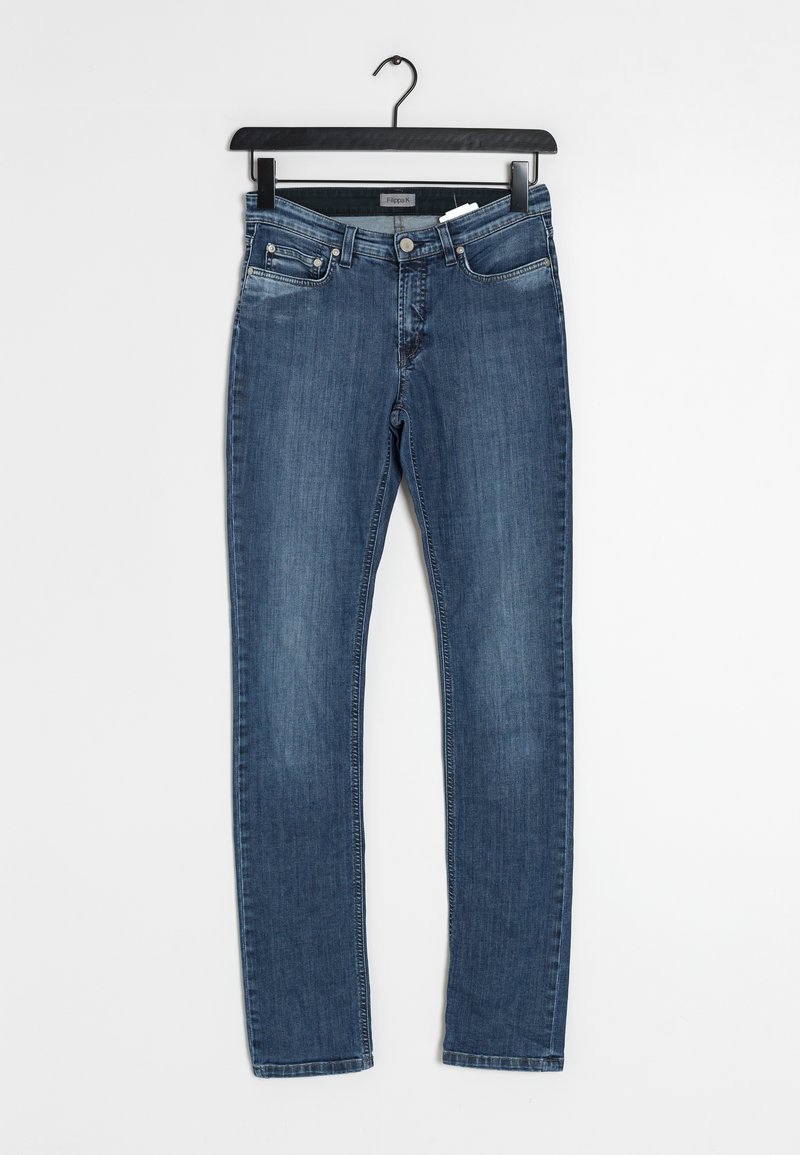 Jean en denim à lavage foncé avec une coupe droite, cinq poches, fermeture éclair frontale et étiquette de marque à l'intérieur de la ceinture. Détails de coutures présents.