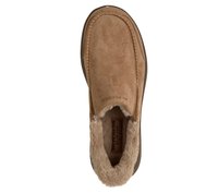 Chausson tan en cuir suédé doux, avec une doublure intérieure moelleuse et une semelle flexible. Présente des accents de couture le long des bords.