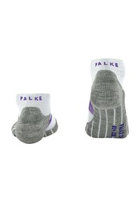 Calcetines tobilleros grises y blancos con acentos morados, que presentan una textura acanalada y el logotipo de la marca en el puño. Talón y puntera reforzados para mayor durabilidad.