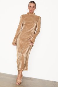 Robe longue à manches longues, ribbed en or métallisé, présentant une silhouette ajustée et un col haut, avec des poignets volants et une longueur mi-mollet.