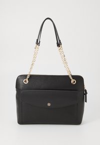 Borsa a mano in pelle nera con superficie testurizzata, chiusura con zip, tasca frontale con pattina e tracolle in catena color oro.