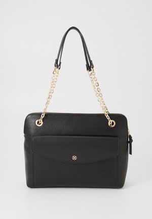 Borsa a mano in pelle nera con superficie testurizzata, chiusura con zip, tasca frontale con pattina e tracolle in catena color oro.
