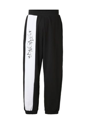 Mustat verkkarit, joissa vasemmassa lahkeessa leveä valkoinen pystysuora raita, jossa graffitityylinen "DNGAS"-teksti ja tähtiä.