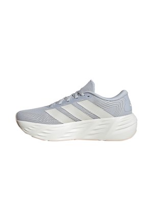 Hellgrauer Laufschuh mit weißer dicker Sohle und drei weißen Streifen an der Seite, mit Mesh-Obermaterial und gepolstertem Kragen.
