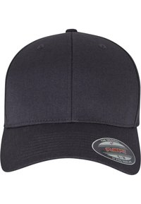 Casquette de baseball noire en tissu lisse, avec une visière incurvée et des détails cousus. Présente un autocollant de logo sur le bord. Ajustement réglable.