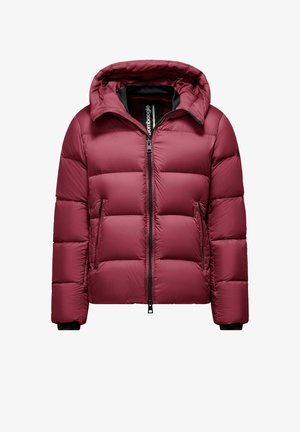 Giacca imbottita bordeaux con cappuccio, caratterizzata da sezioni trapuntate orizzontali, una cerniera frontale e polsini neri. Texture liscia e lucida.