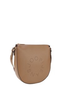 Borsa a tracolla in pelle tan con forma semi-circolare, chiusura con zip e dettaglio del logo perforato sul davanti. Incluso cinturino regolabile.