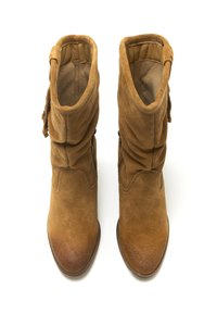 Botas de ante marrón hasta el tobillo con un diseño arrugado, puntas afiladas y acabado texturizado. Los detalles incluyen un buckel lateral y un forro interior suave.