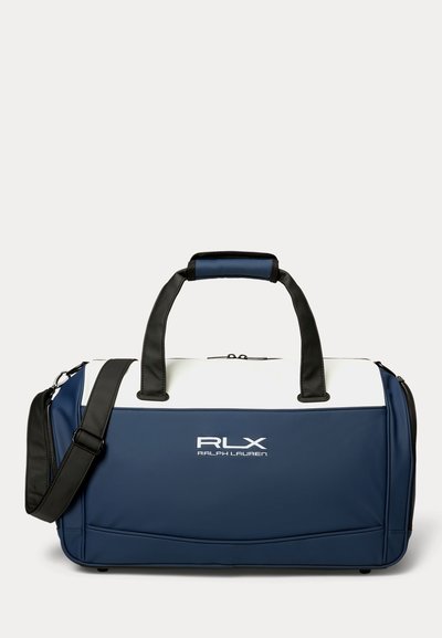 Marinblå och vit duffelväska med svarta handtag och avtagbar axelrem, med RLX Ralph Lauren-logotyp på framfickan.