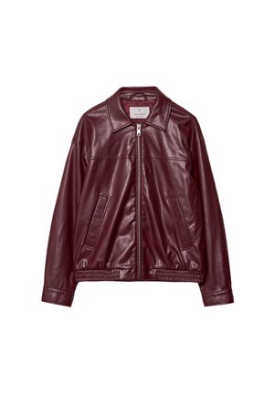 Veste en simili cuir bordeaux zippée avec col, poches avant, taille élastique et manches longues.