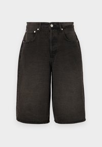 Sorte denimshorts med lige snit, der har frontlommer, lynlås og tekstureret stof med diskrete folder. Sølv hardware-detaljer.
