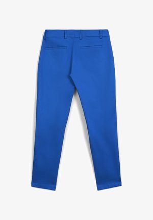 Pantalon bleu à texture lisse, design ajusté et coupe slim ; il comporte deux poches arrière et une ceinture avec passants pour ceinture.