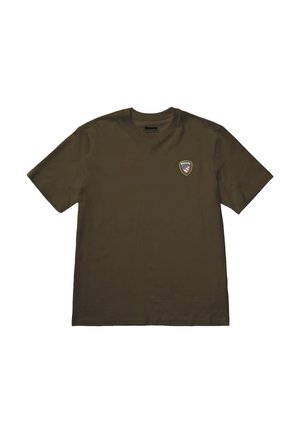 Olivengroen T-shirt met korte mouwen en een kleine geborduurde badge met tekst en strepen op de linkerborst.