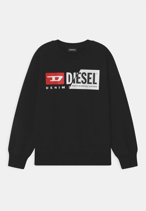 Schwarzes Sweatshirt mit langen Ärmeln und Diesel-Logo, das rote und weiße Blöcke sowie den Text "DENIM DIESEL SUCCESSFUL LIVING" auf der Brust zeigt.