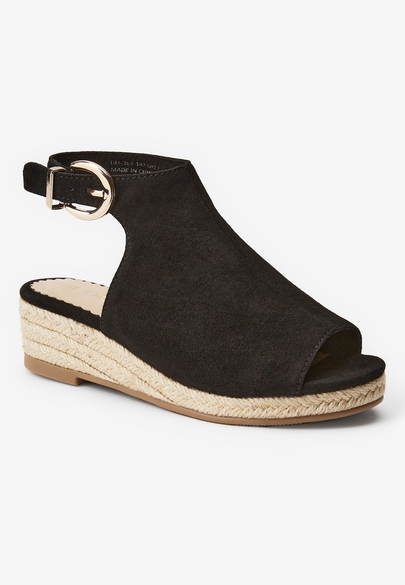 Sandale compensée en daim noir à bout ouvert, bride cheville, boucle dorée et semelle plateforme en jute tressée.