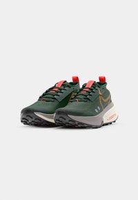 Nike Performance ZOOMX ZEGAMA 2 - Trail running shoes - fir/desert ochre/clay green/college grey/sail/bright crimson