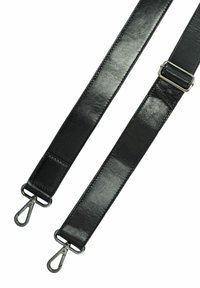 Czarna skórzana taśma o gładkiej fakturze, z metalowymi klipsami w kolorze srebrnym na każdym końcu oraz prostokątną klamrą na środku.
