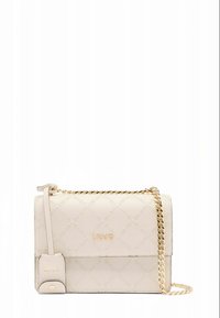 Geantă bej de tip crossbody cu model în formă de diamant, curea cu lanț și elemente aurii, capac frontal plat și detaliu logo în relief pe piele texturată.