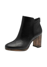 Bottine en cuir noir avec un bout arrondi et un talon en bloc texturé marron, ainsi qu'une bordure de semelle.