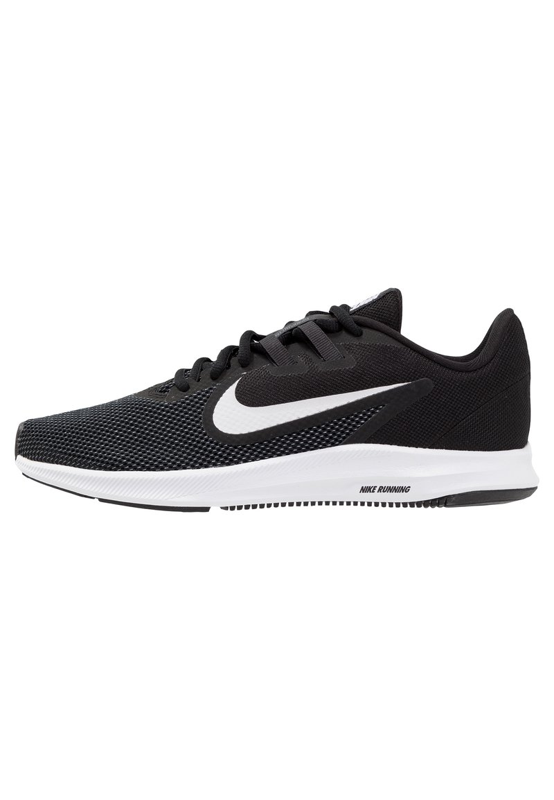Scarpa da corsa nera con una tomaia in mesh testurizzato, logo swoosh bianco, colletto imbottito e suola in gomma per una buona aderenza. Presenta lacci piatti.