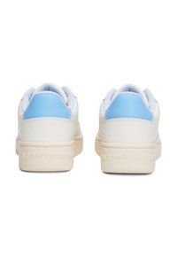 Bílé tenisky s světle modrým detailem, hladkým koženým materiálem, zaobleným tvarem a výrazným logem "TOMMY JEANS" na patě.