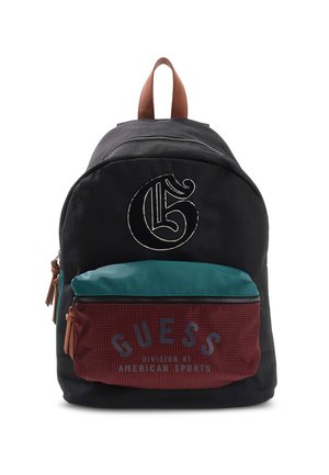 Sac à dos noir avec poignée marron, poches avant en bleu sarcelle et bordeaux, grand logo "G" au-dessus et texte "GUESS American Sports" sur la poche bordeaux.