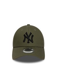 Ελαιώδες πράσινο καπέλο μπέιζμπολ με μαύρο κεντημένο λογότυπο. Διαθέτει στρογγυλεμένο στέμμα, σκληρό μπροστινό μέρος και κυρτή γείσο. Ρυθμιζόμενο λουράκι στο πίσω μέρος.